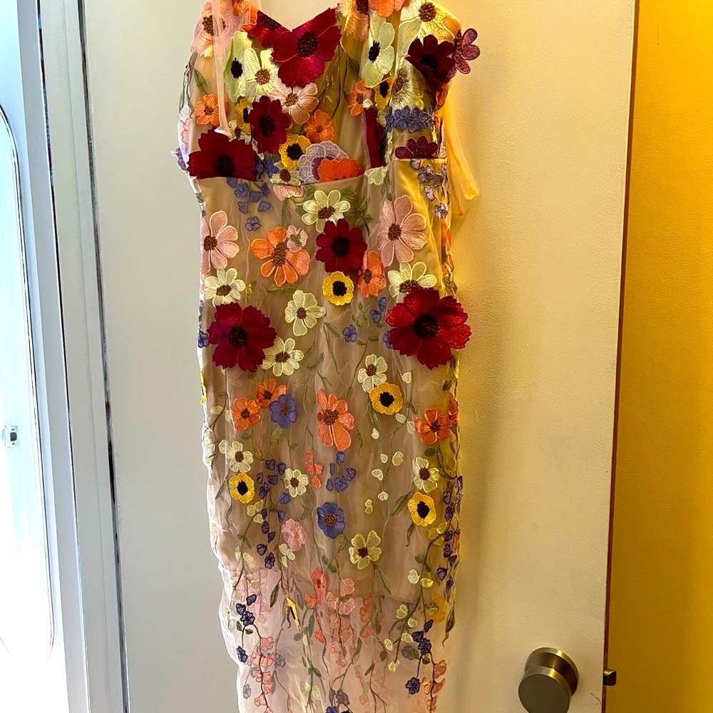 Aveloria Red and Pink flower design very colorful brand new.